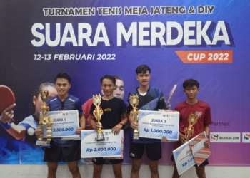 DARI KIRI: Affan PTM Sukun, Doni Sukun, Sena RF Solo, Gibran S41. Para pemenang turnamen tenis meja Suara Merdeka Cup 2022 yang diselenggarakan di GOR Drs. H. Pudjiharjo Kampus 2 Universitas Sains Al-Qur'an (UNSIQ) Jawa Tengah di Wonosobo. Foto/Muhammad Rizal Al Kurni