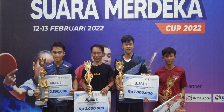 DARI KIRI: Affan PTM Sukun, Doni Sukun, Sena RF Solo, Gibran S41. Para pemenang turnamen tenis meja Suara Merdeka Cup 2022 yang diselenggarakan di GOR Drs. H. Pudjiharjo Kampus 2 Universitas Sains Al-Qur'an (UNSIQ) Jawa Tengah di Wonosobo. Foto/Muhammad Rizal Al Kurni