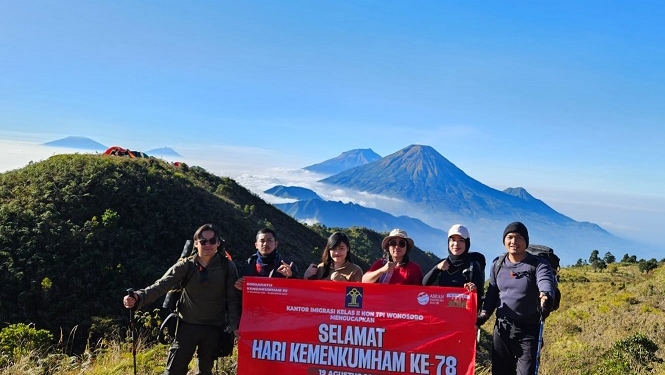 Semarakan HUT ke-78 Kemenkumham RI, Kantor Imigrasi Wonosobo Gelar Pendakian ke Gunung Prau