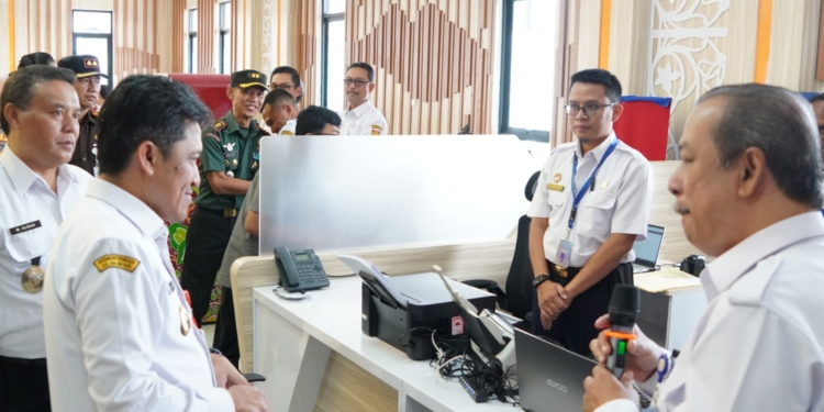 Bupati Afif Nurhidayat Resmikan dan Tinjau Booth Layanan Kantor Imigrasi pada Soft Launching MPP Wonosobo